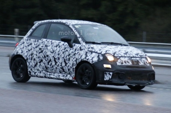 Paparazzi caught the Fiat 500 Abarth Facelift