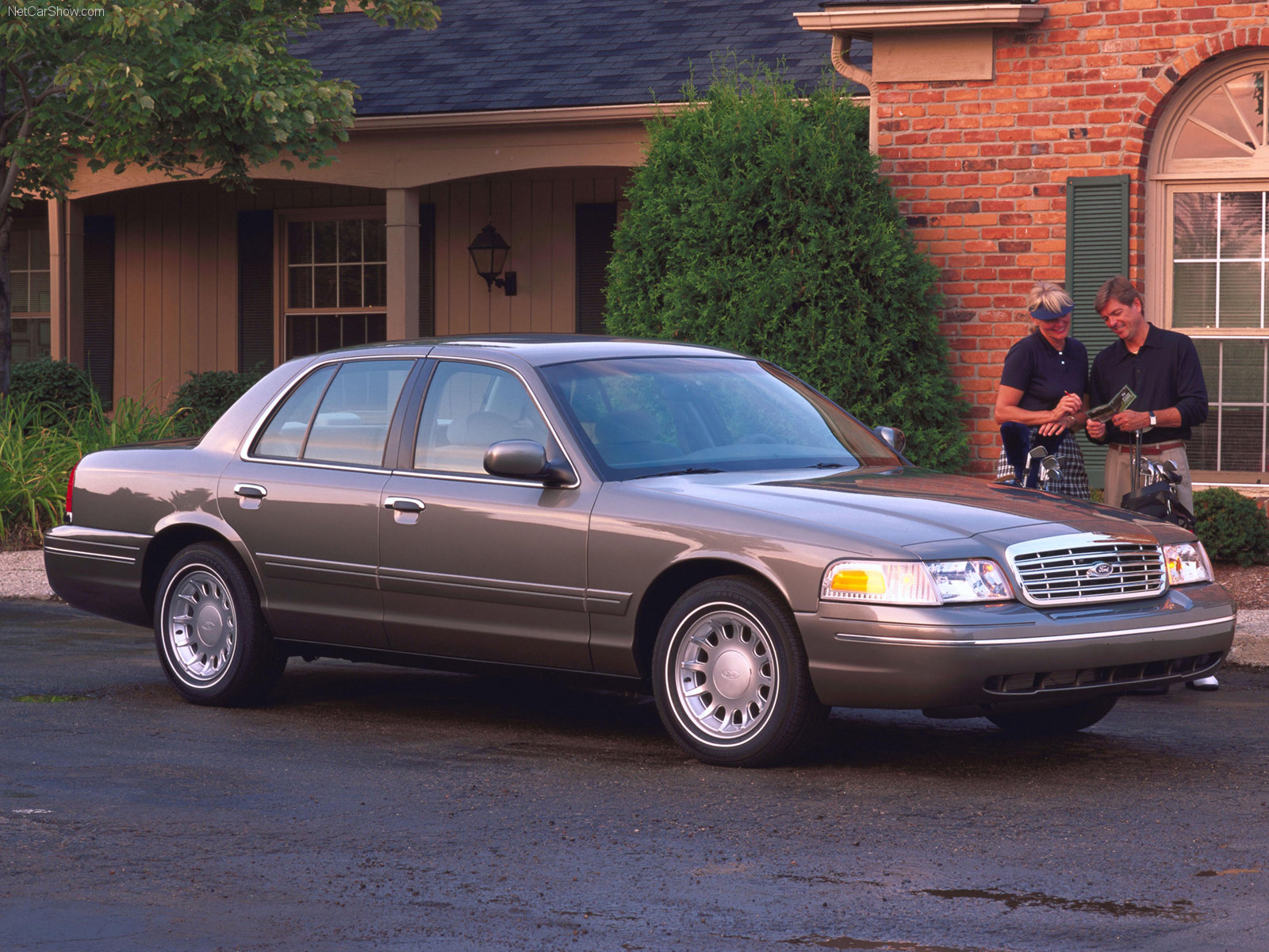 Ford Crown Victoria photos - PhotoGallery with 26 pics| CarsBase.com