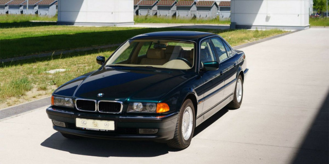 23-year-old unused BMW 7-Series hit the auction