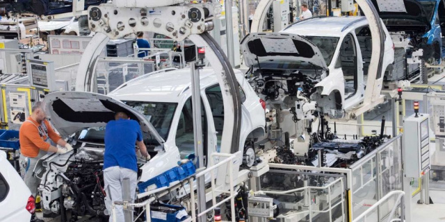 Europe gradually resumes production of cars