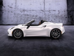 Alfa Romeo 4C Coupe Officially with New Head Lamps pic #3038