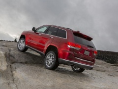 Four-Wheel Drive of the 2015 Jeep Grand Cherokee is Safer than Two-Wheel Drive pic #3783