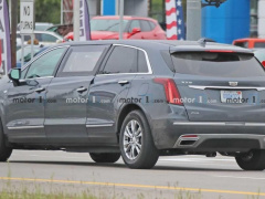 Strange Cadillac limousine caught on tests