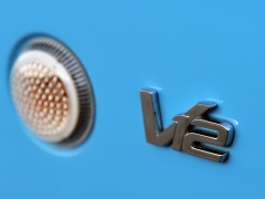 V12 Vantage photo #103356