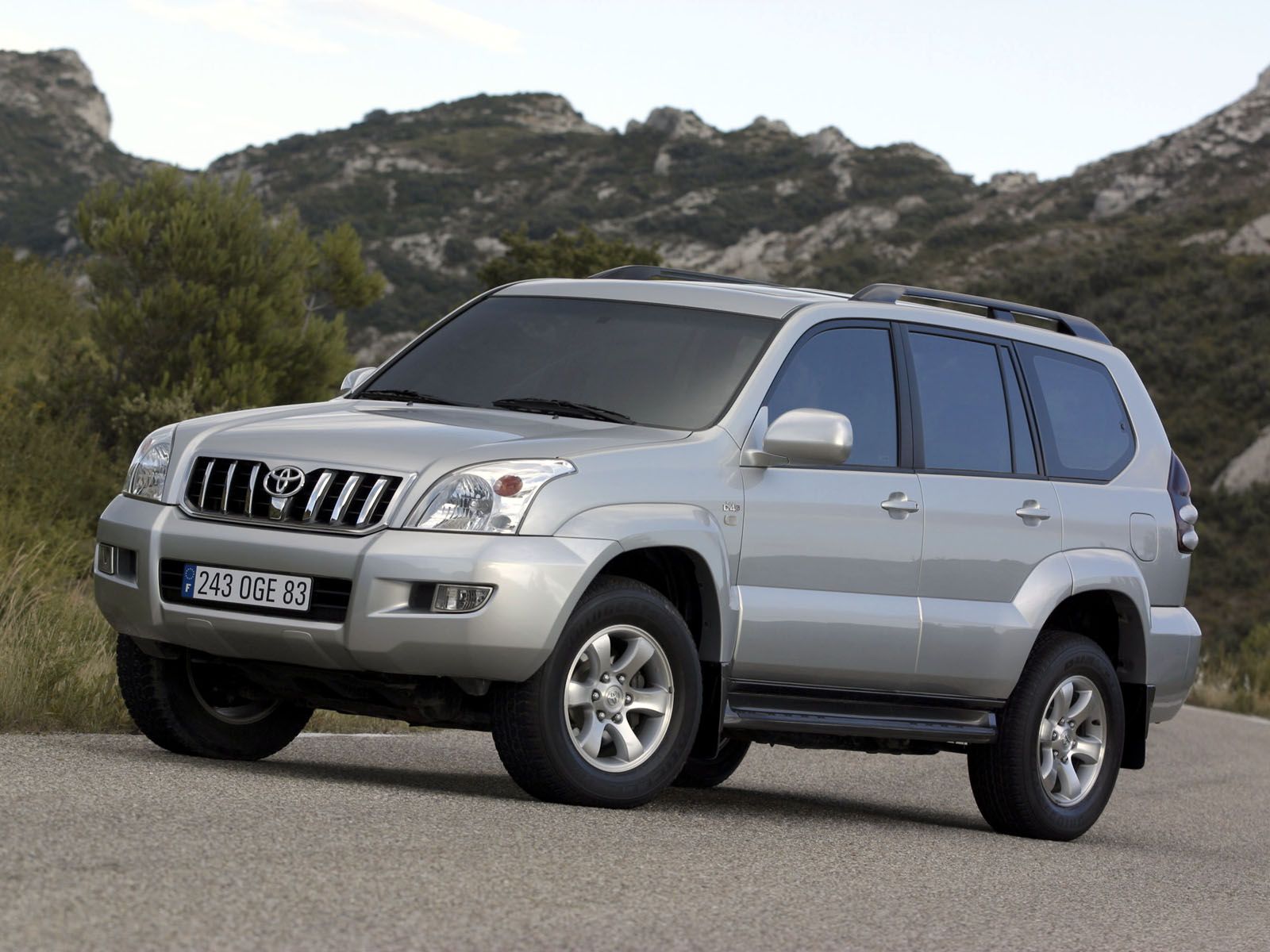 Toyota Land Cruiser 120 photos PhotoGallery with 9 pics